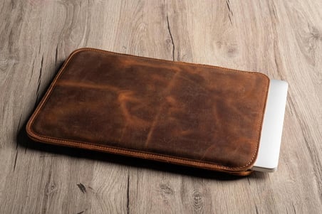 MacBook 15” Kılıfı (Dikey) – MacBook Air ve Pro için El Yapımı İnce Deri Kılıf Zarf Şeklinde Kılıf