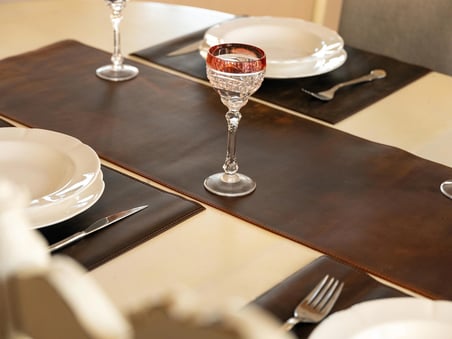 Pamuk Astarlı Hakiki Eskitme Deri Table Runner - El Yapımı Kaymaz Masası Örtüsü