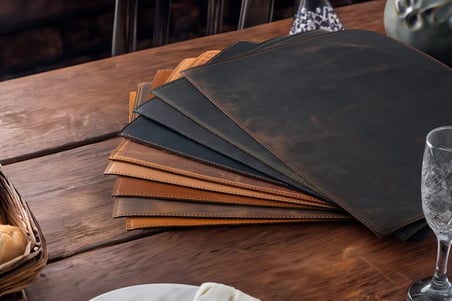 Eskitilmiş Deri Çift Taraflı Amerikan Servisi, El Yapımı İki Taraflı Rustik Yemek Masası Dekoru 18 Parça Set