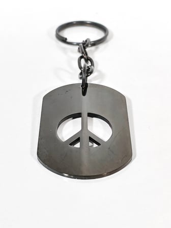 Barış Sembolü Detaylı Antrasit Metal Plaka Anahtarlık - Minimalist ve Modern Tasarım