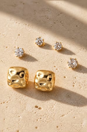 Gold Renk 3'lü Zirkon Taşlı Küpe Seti - Dövme Dokulu Kare ve Tektaş Çivi Küpe
