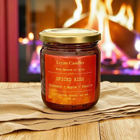 SPICED KISS - ELMA ,TARÇIN ,VANİLYA SOYA MUM AMBER KAVANOZ 220ML