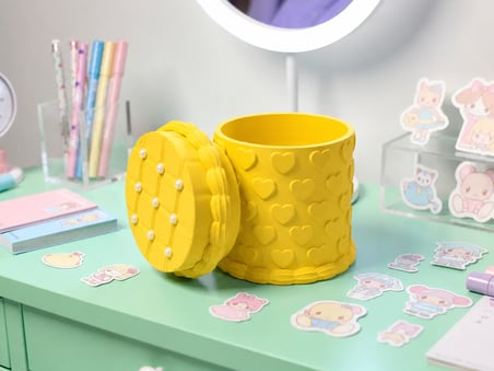 Lexroo 3D Baskı Kabartma Kalp Desenli Kapaklı Kalemlik - Masaüstü Organizer - Sarı