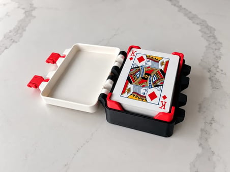 Lexroo 3D Baskı İki Deste Oyun Kartı Saklama Kutusu Kilitli Kapaklı Kart Kutusu Beyaz Siyah Kırmızı