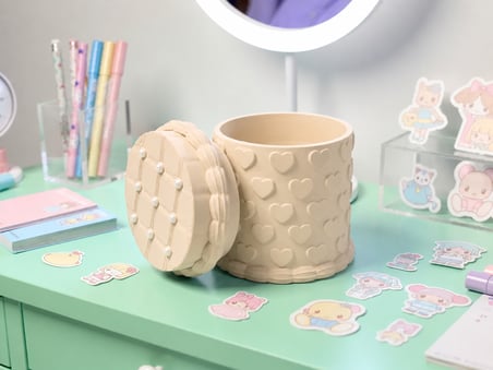 Lexroo 3D Baskı Kabartma Kalp Desenli Kapaklı Kalemlik - Masaüstü Organizer - Bej
