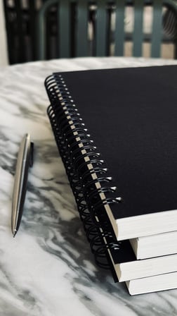 Fark Tanıtım Spiralli Defter, Siyah Kapaklı, A5 Boyutunda (15x21 cm), 100 Yaprak (Çizgili)