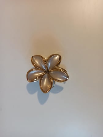 Lexroo Lotus Saç Tokası – Büyük Boy 8 cm, Tekli Saç Tokası, Lotus Çiçeği Tasarımı (Sütlü Kahverengi)