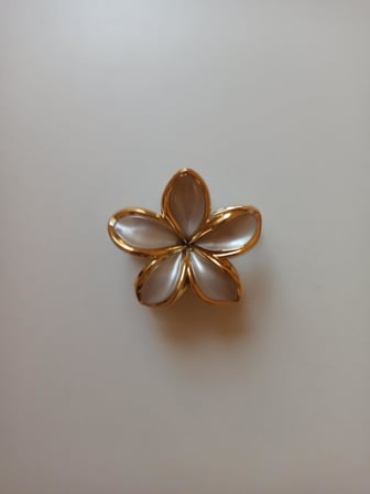 Lexroo Lotus Saç Tokası – Büyük Boy 8 cm, Tekli Saç Tokası, Lotus Çiçeği Tasarımı (Sütlü Kahverengi)