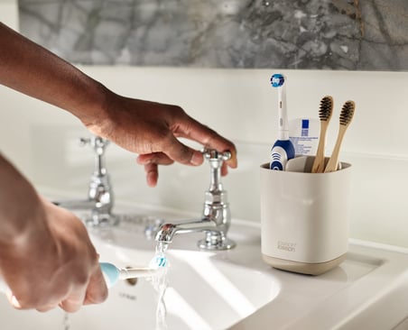 Joseph Joseph Easy-Store - Diş fırçası tutucu, Caddy banyo muhafazası, kompakt mat yüzey, bej