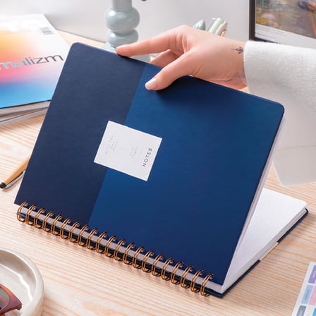 PAPERORA 20x28 Spiralli Sert Kapak Lastikli Kareli Not Defteri Lacivert