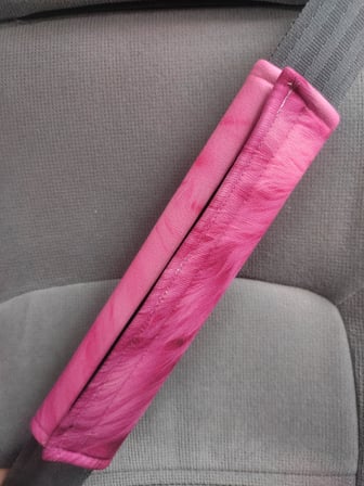 Lexroo Pembe Tie-Dye Desenli Emniyet Kemeri Pedi, Yumuşak Süngerli Kumaş, 26 cm, Universal, 2 Adet