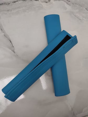 Lexroo Mavi Suni Deri Emniyet Kemeri Kılıfı, Su Geçirmez Vinyllex Deri, 28x6 cm, 2 Adet