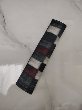 Lexroo Dijital Baskılı Emniyet Kemeri Pedi, 26 cm, Yumuşak Süngerli, Universal, Gri-Kırmızı-Beyaz