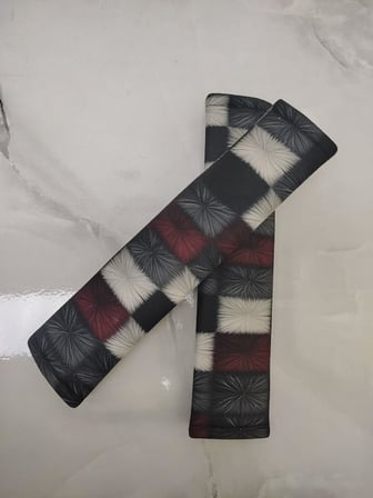 Lexroo Dijital Baskılı Emniyet Kemeri Pedi, 26 cm, Yumuşak Süngerli, Universal, Gri-Kırmızı-Beyaz