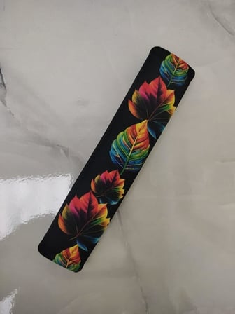 Lexroo Dijital Baskılı Emniyet Kemeri Pedi, Renkli Yaprak Desenli, 26 cm, Yumuşak Süngerli