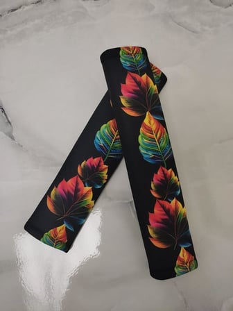 Lexroo Dijital Baskılı Emniyet Kemeri Pedi, Renkli Yaprak Desenli, 26 cm, Yumuşak Süngerli