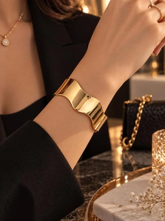 Kadın Gold Kelepçe Bileklik - Modern ve Şık Tasarım(19 cm)