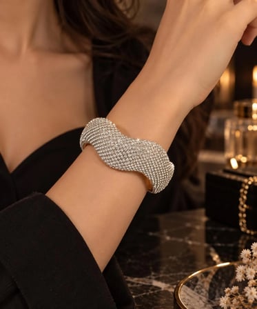 Gold Işıltılı Kıvrımlı Taşlı Kadın Abiye Kelepçe Bileklik – Düğün ve Gece Takısı