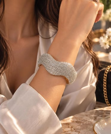 Gold Işıltılı Kıvrımlı Taşlı Kadın Abiye Kelepçe Bileklik – Düğün ve Gece Takısı