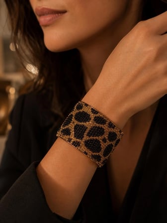 Lüks Leopar Desenli Taşlı Gold Kelepçe Bileklik – Işıltılı Kadın Bileklik
