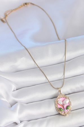 316L Çelik Gold Renk Zincir Pembe Mineli İncili Çiçek İşlemeli Portre Model Kadın Kolye - Lisinya