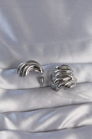 Pirinç Gümüş Renk Tırtıklı Bombe Model Küpe - Lisinya