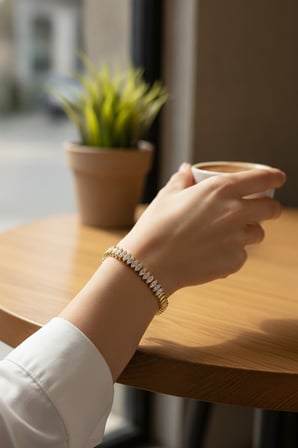 CM Arpa Model Zirkon Taşlı VIP Seri Gold Renk Pirinç Kadın Bileklik - Lisinya
