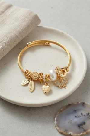 Krem Kalpli ve Kelebek Model Charmlı Bileklik - Lisinya
