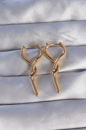 Pirinç Gold Renk Sarmal Çubuk Tasarımlı Uzun Küpe - Lisinya