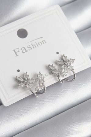 Pirinç Gümüş Renk Zirkon Taşlı Çiçek Model Kadın Küpe - Lisinya