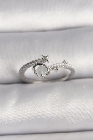 Pirinç Gümüş Renk Zirkon Taşlı Beyaz Mineli Yıldız Detay Ayarlanabilir Kadın Yüzük - Lisinya