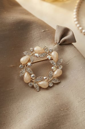 Gold Krem Detaylı Zirkon Taşlı Broş - Lisinya
