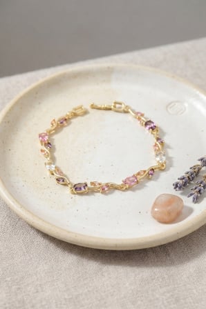 Pirinç Gold Renk Pembe ve Mor Zirkon Taşlı Çiçek Model Kadın Bileklik - Lisinya
