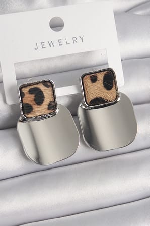 Pirinç Gümüş Renk Kare Plaka Leopar Desenli Kadın Küpe - Lisinya