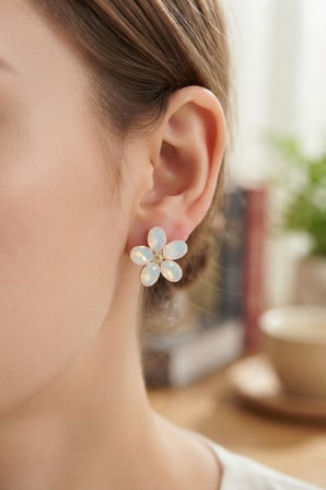 Beyaz Renk Kristal Taşlı Çiçek Model Kadın Küpe - Lisinya