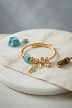 Mavi Kedi Model Gold Renk Charmlı Bileklik - Lisinya
