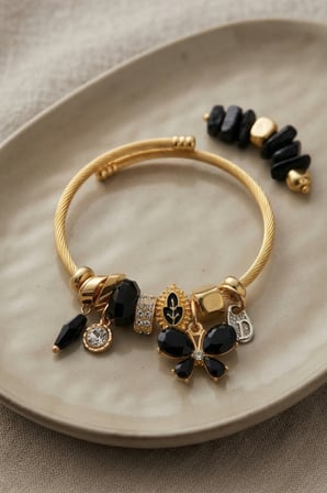 Siyah Kelebek Model Charmlı Bileklik - Lisinya