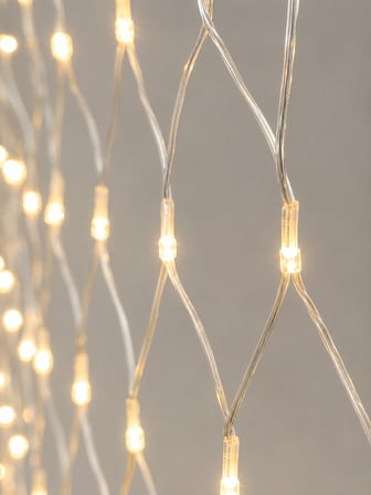 3x3 Metre Ağ LED ile Bahçenize Sıcak ve Şık Aydınlatma - Lisinya