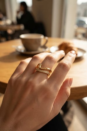 Gold Renk Dalgalı ve Zirkon Taşlı Model Kadın Yüzük - Lisinya