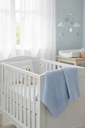 Liva Yumuşak Bebek Battaniyesi 80x100 cm Mavi Örgü Çocuk Battaniyesi – Dekoratif ve Nefes Alabilir