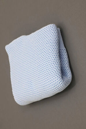 Liva Yumuşak Bebek Battaniyesi 80x100 cm Mavi Örgü Çocuk Battaniyesi – Dekoratif ve Nefes Alabilir