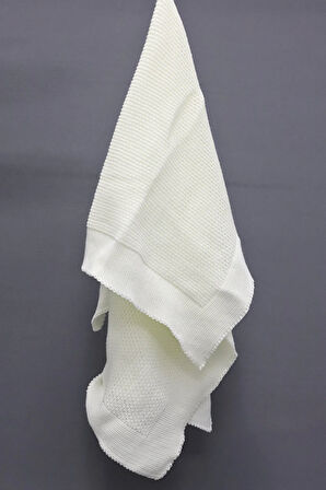 Liva Yumuşak Bebek Battaniyesi 80x100 cm Krem Örgü Çocuk Battaniyesi – Dekoratif ve Nefes Alabilir