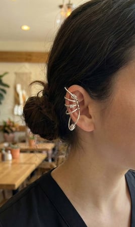Pirinç Halkalı Model Gümüş Renk Kıkırdak Küpe - Lisinya
