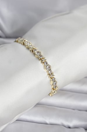Pirinç Gold Renk Petek Model Zirkon Taşlı Kadın Bileklik - Lisinya
