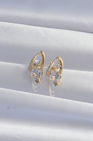 Pirinç Gold Renk İri Zirkon Taşlı Kıvrımlı Minimal Kelebekli Halka Küpe - Lisinya