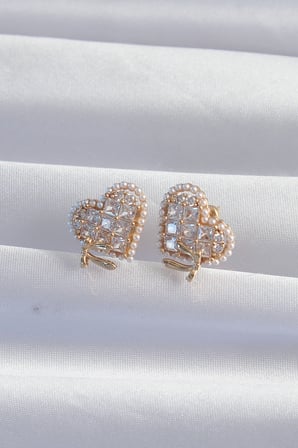 Pirinç Gold Renk Fiyonk Detay İncili Zirkon Taşlı Kalp Küpe - Lisinya