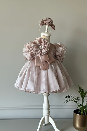 Özel Tasarım Kız Çocuk Elbise, Omzunda Çiçek ve İnci Detaylı, Kolu Fırfırlı, Taç Aksesuarlı