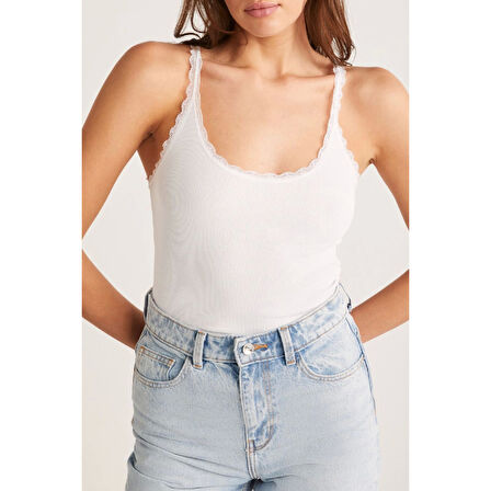 MARSiLYAN- Kadın Beyaz Normal Kalıp Dantel Detalı Ince Askılı Oyuk Yaka Atlet