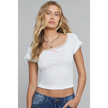 Kadın Beyaz Göğsü Ve Kolları Dantelli Fiyonklu Kısa Kol Crop Top Bluz