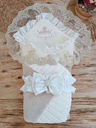 Eterella Yenidoğan Wool Yün Kumaş Taç Nakışlı Güpür Duvaklı Fiyonk Prizma Taş Unisex Kundak Bebek Battaniyesi Bej
